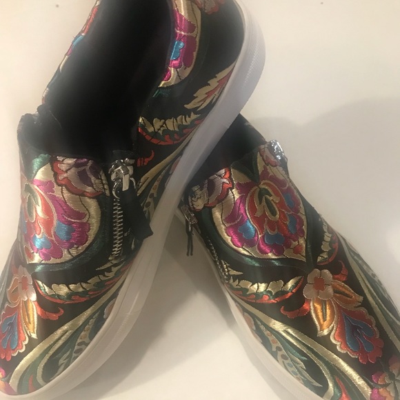Steve Madden Shoes - Steve Madden slid on shoes (Rare)